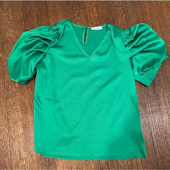 Green silky top sz Medium - Picture 1 of 2